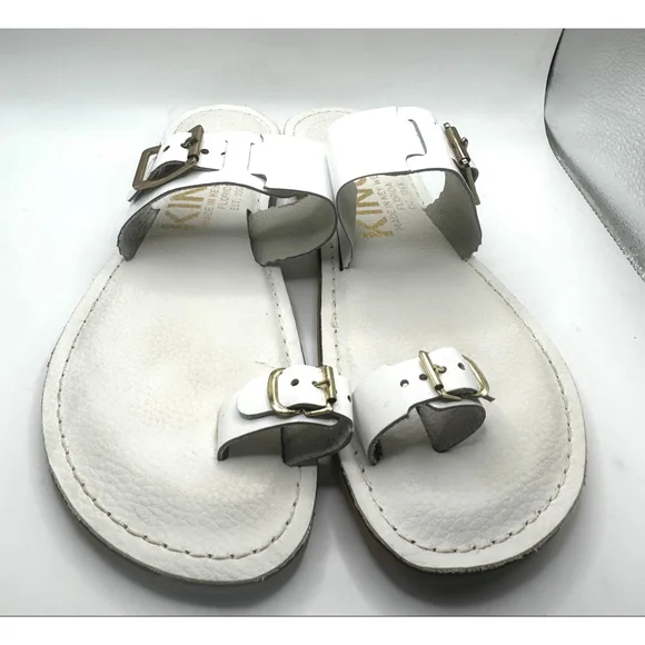Kino White Leather sandals Sz 7 women's silver Buckle Toe Ring Sandals - Picture 3 of 7